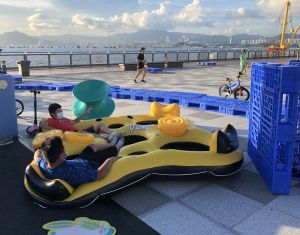 The Harbour Commission has added summer fun facilities to the Belcher Bay harbourfront open space for the summer vacation, such as a waterbed, an inflatable seesaw and roller surfboards.