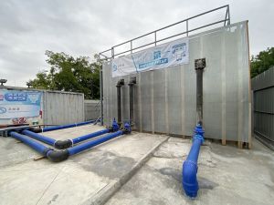 The public sewerage works for San Tin community isolation facility include building a sewage pumping station, laying 1.8km of twin rising mains, installing electrical and mechanical equipment, etc.