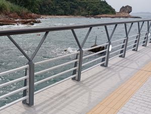 The railings are designed in“丫”shape to symbolise the middle character of the Chinese name of Lamma Island (南「丫」島).