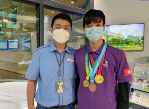 Mr LAM Man-chun (right), an awardee of the Medallion for Excellence in Welding in the WorldSkills Competition, gives thanks to his master Mr Li Zhi-chao (left) for his teaching.