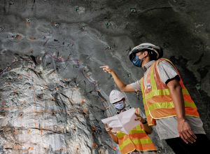 Supervisors use tailor-made HoloLens to project the blasting design images on the rock surfaces to help strengthen the accuracy of checking and reduce processing time.