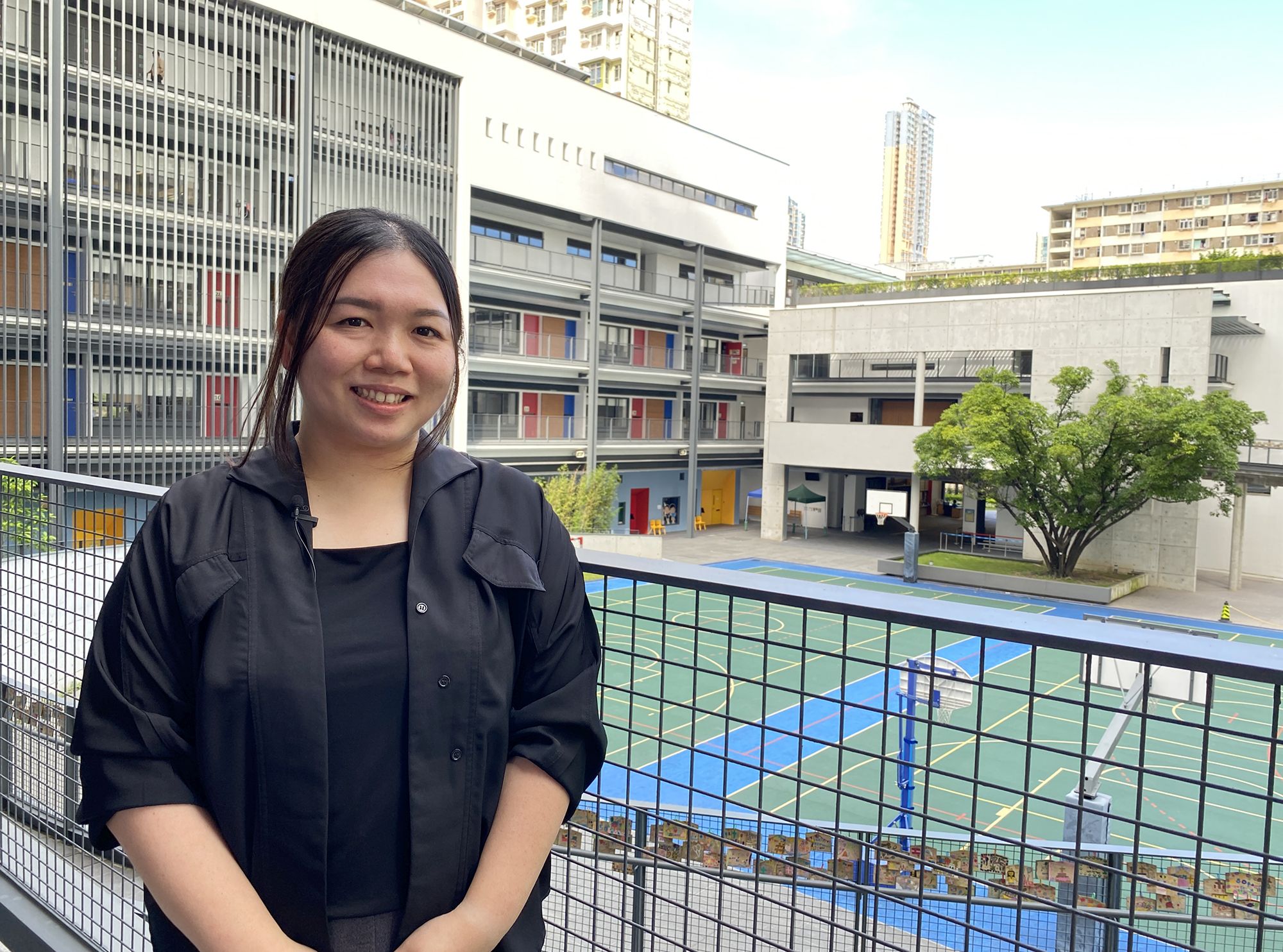 Architect of the ArchSD, Ms KWAN Tze-pui, Rosalie, said that the team has put a lot of efforts in the school design, including in-situ preservation of a large existing tree and the use of circular ramp around the courtyard to link up various important spaces of the school.