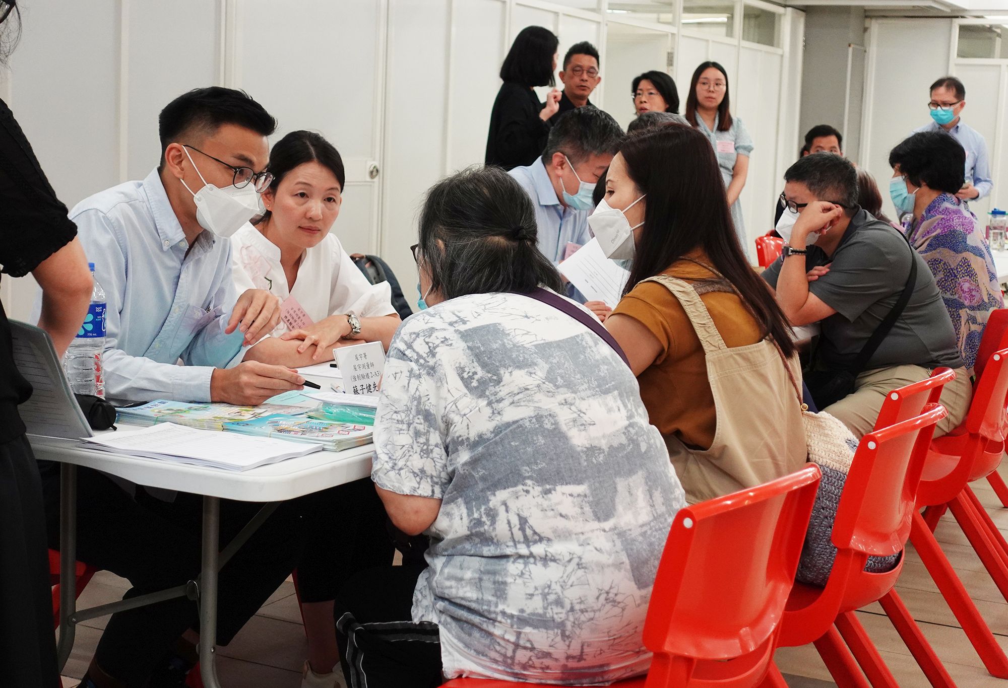 Earlier on, the BD, the URA and the HAD jointly organised district briefings in the Sham Shui Po, Kowloon City, Yau Tsim Mong and Central and Western districts to explain the procedures pertaining to compliance with MBIS notices, formation of OCs and application for subsidies from the URA.  Pictured is the district briefing held in the Sham Shui Po district.
