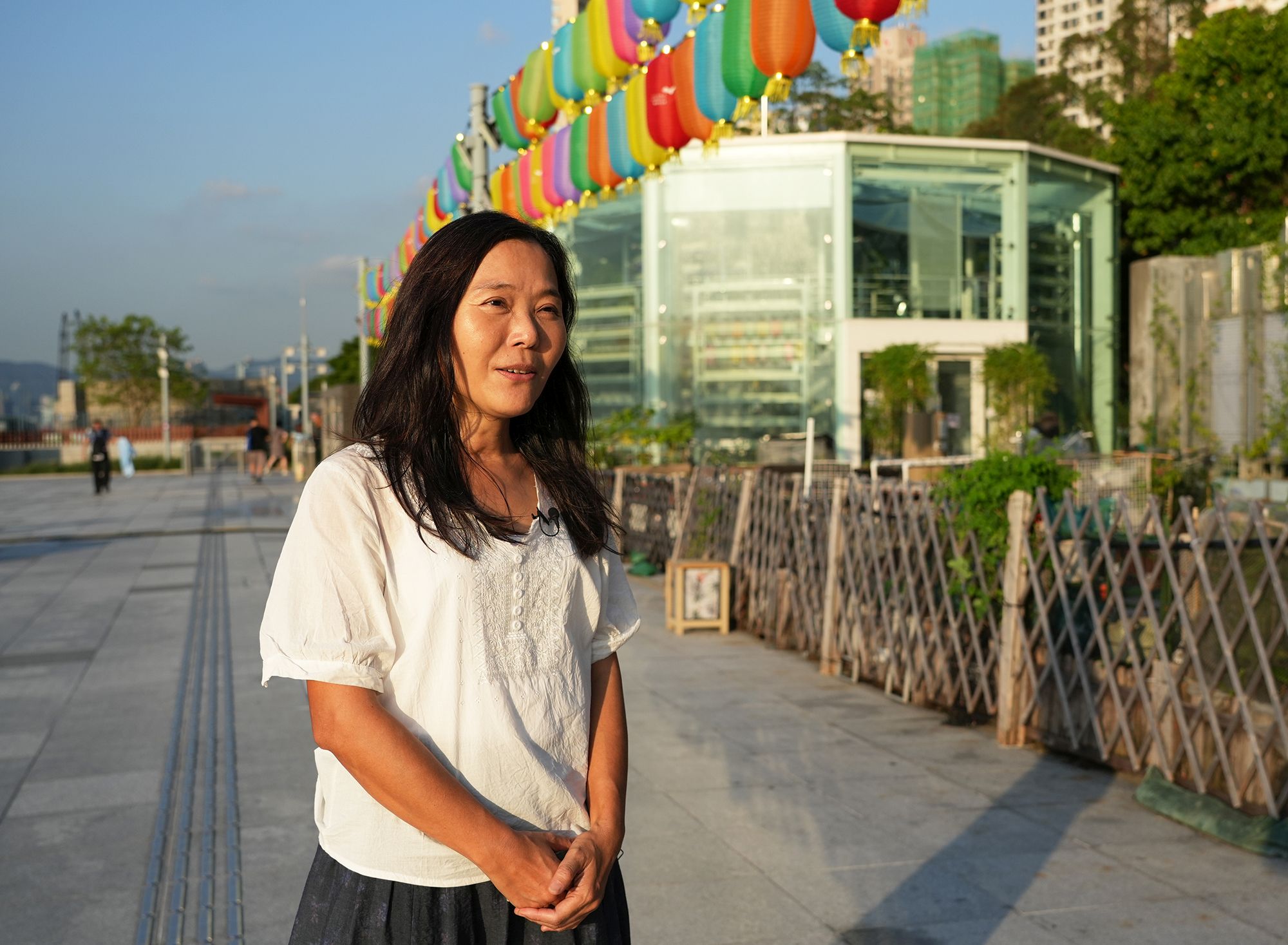 Project Director of K-Farm, Ms Dora HO, says that the K-Farm Mid-Autumn Night Market cum K-Fest Promenade Concert is held at the Belcher Bay Promenade in Kennedy Town.  The participating stall operators are offered free rental concession in a bid to support local businesses and encourage people from different sectors to start business. 