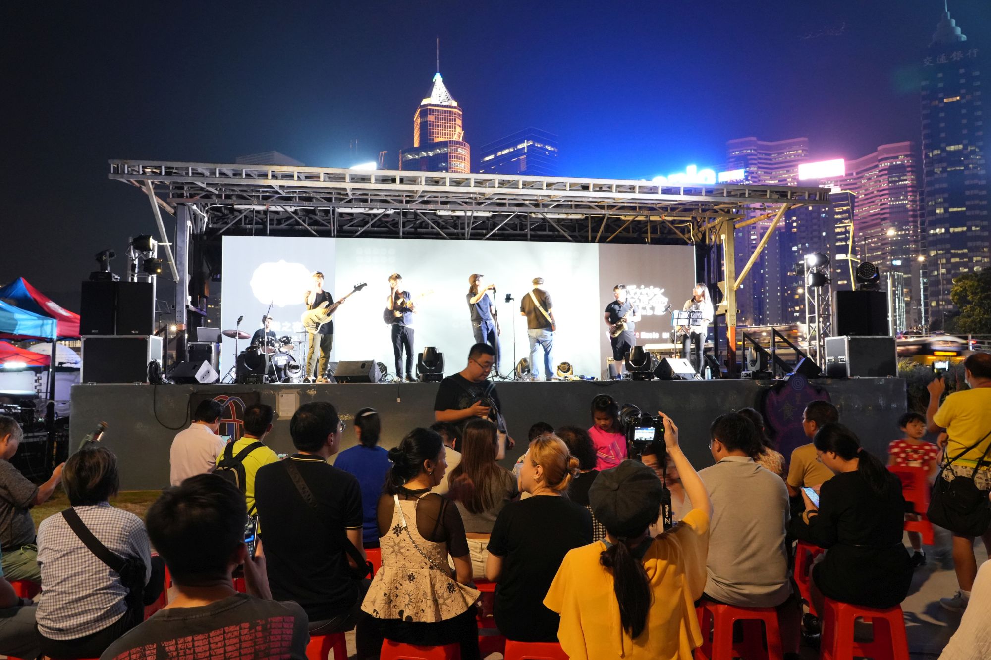 The mobile stage in “Uniquely Hong Kong” is transformed from a 40-foot long container. 