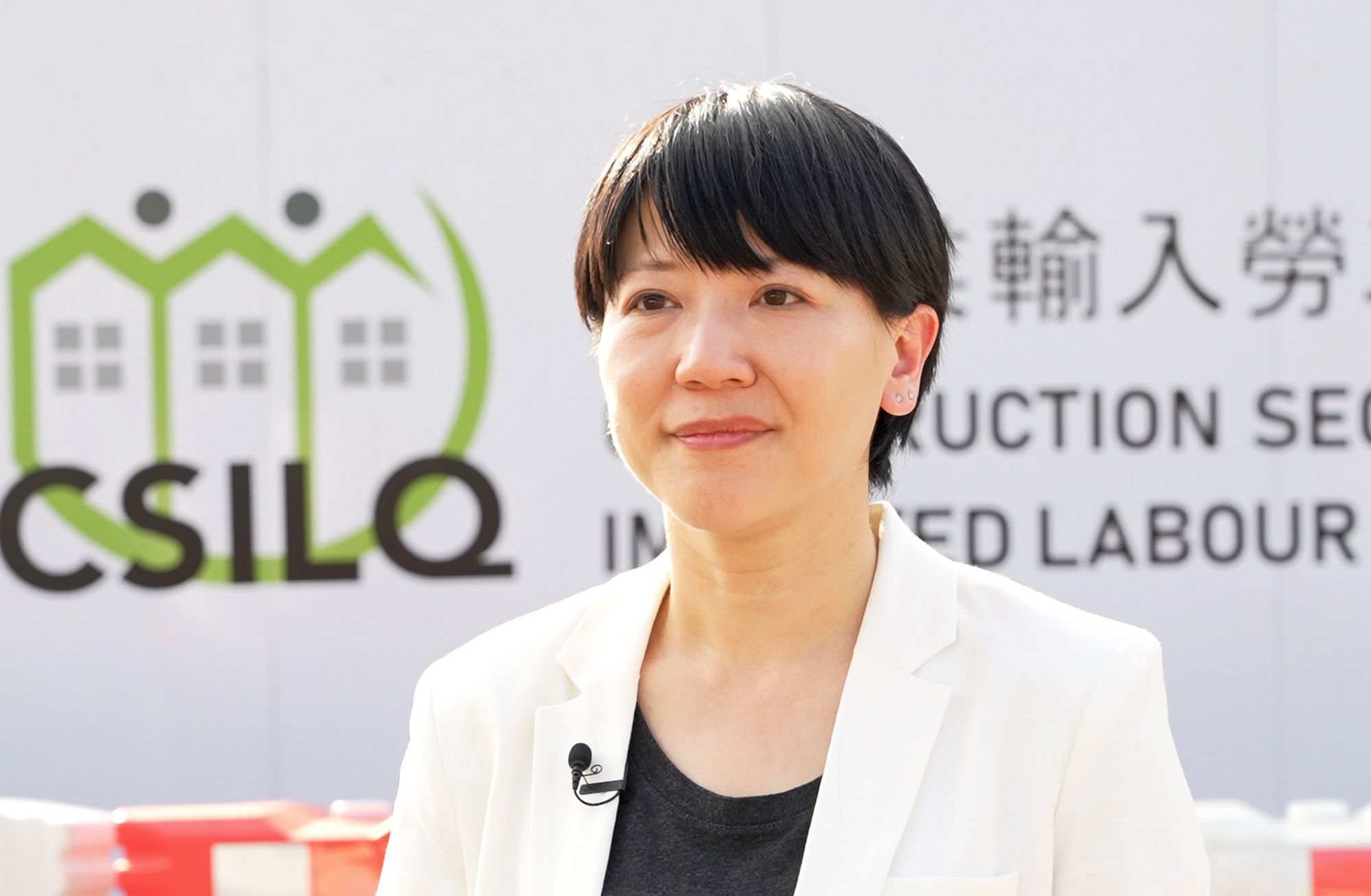 Principal Assistant Secretary (Works) of the DEVB, Mrs WONG HO Wing-sze, Susanne, says that same as local workers, employee benefits of imported workers are protected under relevant labour legislation of Hong Kong. Besides, imported workers must abide by Hong Kong’s safety regulations. 