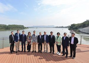The ACWS delegation visited GD last month to observe the DJ water supply system.  Photo shows Chairman of the ACWS, Professor Joseph KWAN Kai-cho (sixth left), and Director of Water Supplies, Mr YAU Kwok-ting, Tony (fifth left), with members of the ACWS at the intake point of DJ water supplied to Hong Kong at the Taiyuan Pumping Station in Dongguan.