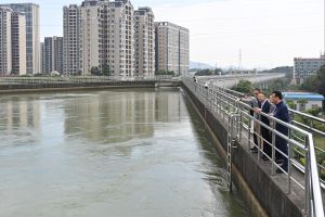 The ACWS delegation visited the DJ water supply system last month.  Photo shows Chairman of the ACWS, Professor Joseph KWAN Kai-cho (third right), and Director of Water Supplies, Mr YAU Kwok-ting, Tony (fourth right), with members of the ACWS inspecting the water quality of a dedicated aqueduct at Jinhu aqueduct in Dongguan. 