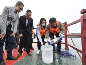Chairman of the ACWS, Professor Joseph KWAN Kai-cho (second left), Director of Water Supplies, Mr YAU Kwok-ting, Tony (first left), and members of the ACWS took a boat trip to visit the Xinfengjiang Reservoir in Heyuan and inspect the quality of water sample there.