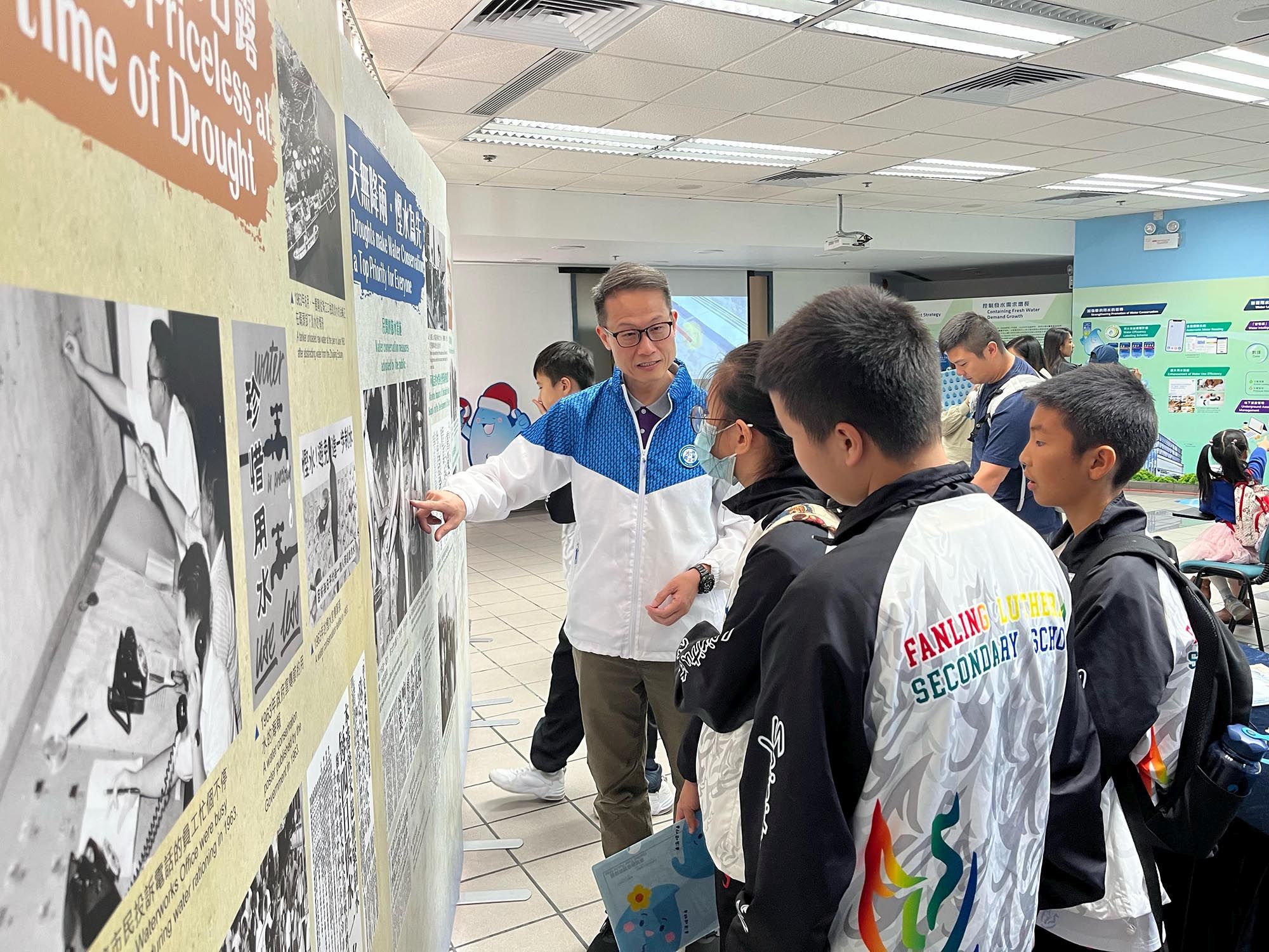 The WSD organised the Ngau Tam Mei Water Treatment Works Open Day last month.  Director of Water Supplies, Mr YAU Kwok-ting, Tony (first left) introduces the past and present of DJ water supply to the visiting students. 