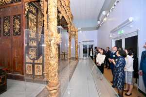 發展局局長甯漢豪與嘉賓參觀國家一級文物「番禺神樓」。
