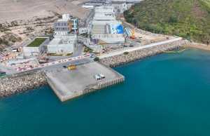 海水化淡廠位於將軍澳137區，臨近海邊，附近的海水混濁度較低，水質較為穩定，宜作海水化淡。