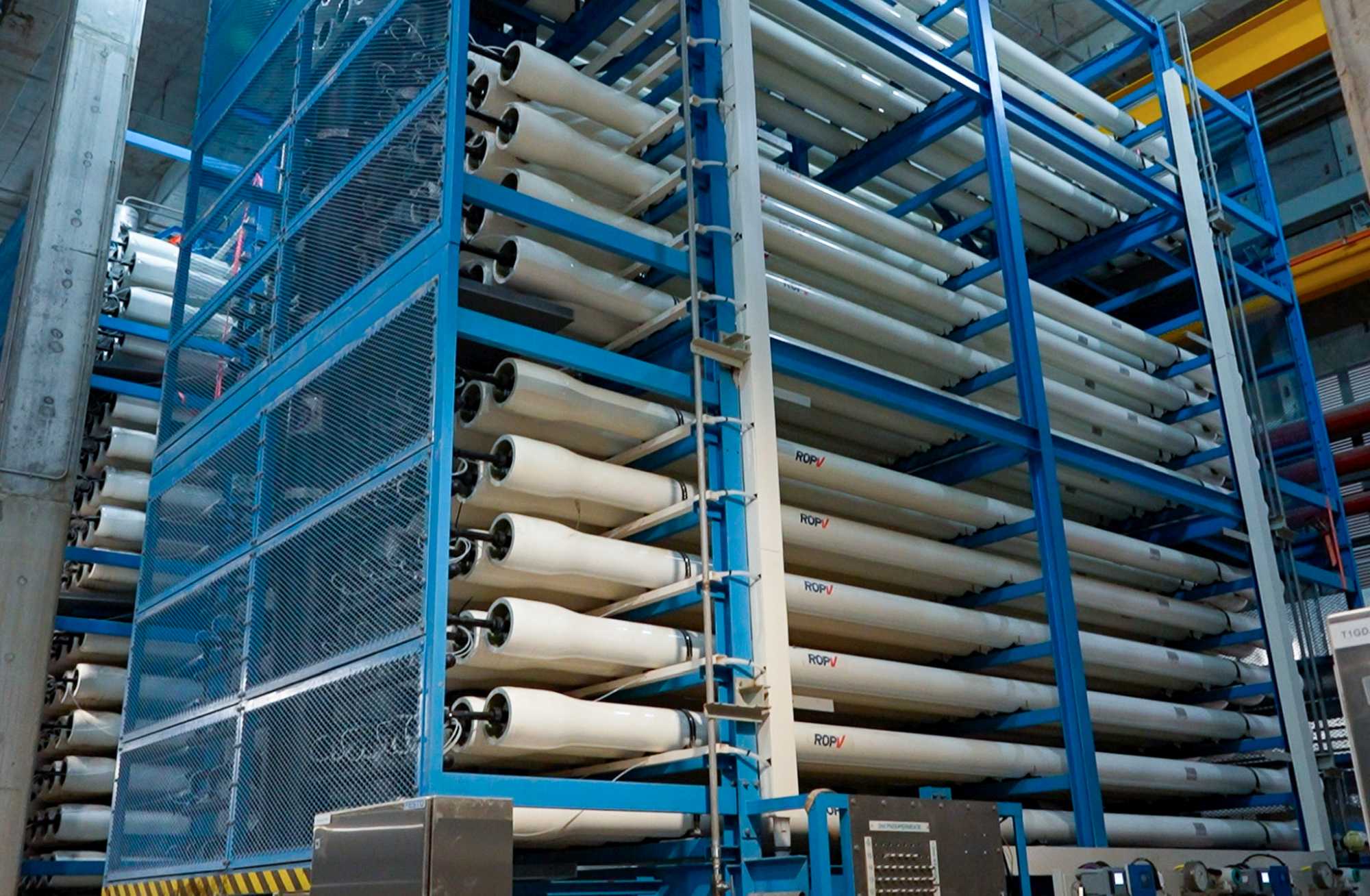 海水化淡廠第一階段設有12個大型逆滲透組件，安裝合共2,336支壓力管道，每支壓力管道內裝有七支半透膜濾芯。