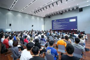 發展局聯同業界於內地多間大學舉辦宣講會，介紹香港建造行業的發展機遇，吸引相關專業人才來港發展。