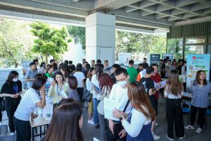 發展局協助香港建築工程企業於內地多間大學舉辦招聘活動，招聘活動反應熱烈。