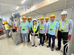 發展局局長甯漢豪（左三）去年在立法會議員黃國（右四）陪同下，到訪香港建造業總工會錦上路會員工藝交流中心，了解培訓情況並與學員交流。