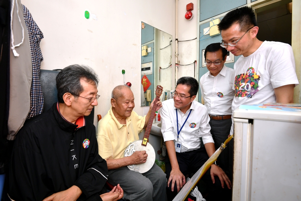 Accompanied by the Chairman of the Sham Shui Po District Council, Mr CHEUNG Wing-sum, Ambrose (first left), the SDEV, Mr Michael WONG (centre); the Director of Buildings, Mr CHEUNG Tin-cheung (first right); and the Managing Director of the Urban Renewal Authority, Mr WAI Chi-sing (second right), visited a singleton elderly resident in Un Chau Estate to learn more about his living conditions and needs.