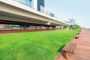 Adjacent to the Kwun Tong Bypass, the Kwun Tong Promenade is part of the KTD.