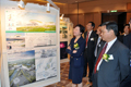 林鄭月娥與深圳市政府常務副市長呂銳鋒（右）欣賞概念設計競賽的參賽作品。
