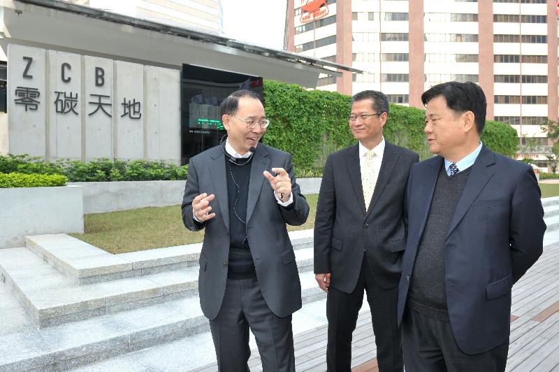 Mr Chan (centre) and Mr Lu (right) tour Zero Carbon Building after the meeting. (Image)
