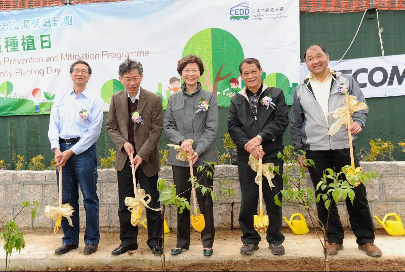 Mrs Carrie Lam officiated at the opening ceremony of a Community Planting Day under the Landslip Prevention and Mitigation Programme in Tung Chung, today (March 3) with Director of Civil Engineering and Development, Mr Hon Chi-keung (second left), Head of Geotechnical Engineering Office, Mr Chan Yun-cheung (first left), Chairman of the Islands District Council, Mr Chow Yuk-tong (second right) and Chairman of the Geotechnical Division of the Hong Kong Institution of Engineers, Mr Edwin Chung (first right).