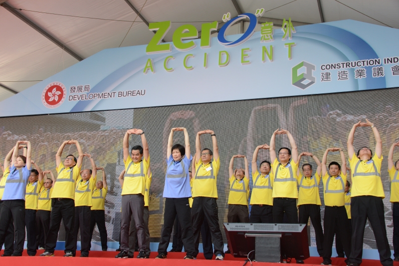 Mr Leung (front row, third left); the Secretary for Development, Mr Paul Chan (front row, fifth left); and construction industry practitioners participate in a qigong session.