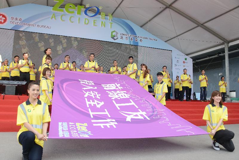 Mr Leung, Mr Chan and Mr Lee present a Safety Leader Flag to representatives from different levels of the industry to help spread the message of zero accidents on construction sites to their co-workers.