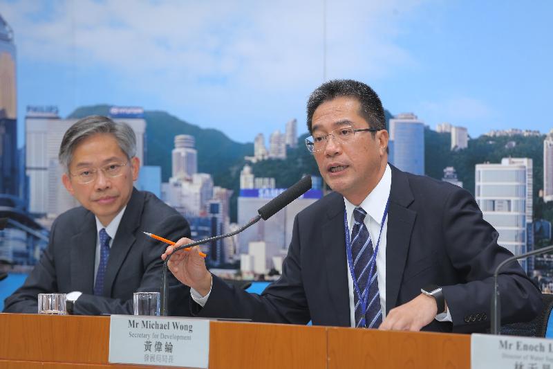 發展局局長黃偉綸今日（九月二十一日）主持提升香港食水安全措施記者會，旁為發展局常任秘書長（工務）韓志強（左）。