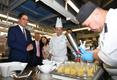 發展局局長黃偉綸今日（五月三日）到訪東區。圖示黃偉綸（左一）參觀香港專業教育學院（柴灣）的訓練餐廳及廚房。