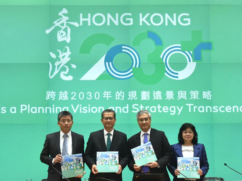 TThe Secretary for Development, Mr Paul Chan (second left), and the Director of Planning, Mr Ling Kar-kan (second right), hold a press conference today (October 27) on the public engagement exercise on 
