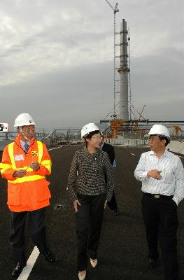 Accompanied by the Kwai Tsing District Officer, Mr Allan Chow (right), and the Project Manager (Major Works) of the Highways Department, Mr Chow Ying-shun (left), the Secretary for Development, Mrs Carrie Lam today (November 26) inspected progress on the construction of Route 8, the trunk road linking Lantau and Sha Tin via Tsing Yi and West Kowloon.