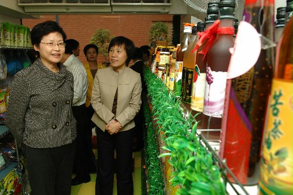 Mrs Lam visits a shop selling herbal tea and healthy organic food at Ta Chuen Ping Street in Kwai Chung. The shop, operated by the Women Service Association, was set up under the financial sponsorship of the Home Affairs Department's 'Enhancing Self-Reliance Through District Partnership Programme'.