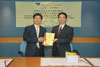 吳志豪（右）在簽署儀式後與承建商和興建築有限公司董事余國樑握手。 