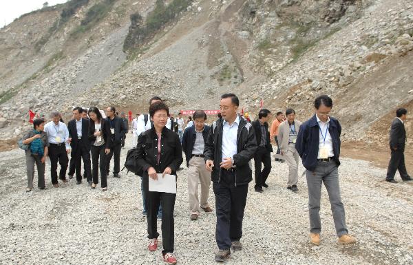 The Secretary for Development, Mrs Carrie Lam, and the Director of Sichuan Transport Department, Mr Gao Feng, inspecting the work site of the reconstruction of Provincial Road 303 between Yingxiu and Wolong in Chengdu today (October 11).