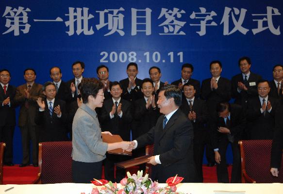 The Secretary for Development, Mrs Carrie Lam (left) signs the Letter of Intent in support of the project on "Master Planning of Wolong Natural Reserve with the participation of Ocean Park Corporation" with the the Director-General of Forestry Department of Sichuan Province, Mr Wang Ping, in Chengdu today (October 11).