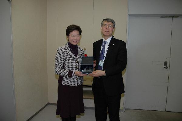 The Secretary for Development, Mrs Carrie Lam, presents a souvenir to Chief of Protocol, Tokyo Metropolitan Government Mr Toshiyuki Taga.