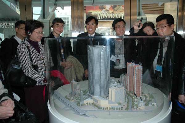 The delegation looks at a model of Roppongi Hills.