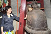 發展局局長林鄭月娥參觀魯班先師廟的文物。