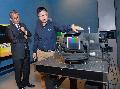 發展局局長陳茂波（左）今日（四月十四日）參觀馬灣「太陽館」，聽取工作人員介紹光譜儀的運作。