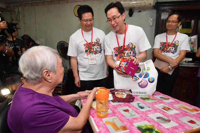 Accompanied by the District Officer (Kwai Tsing), Mr Alan Lo (first right), the Secretary for Development, Mr Eric Ma (second right), and the Chairman of the Kwai Tsing District Council, Mr Law King-shing (third right) today (May 22) visit an elderly person living in Lai King Estate to learn more about her living conditions and needs and distribute gift packs.