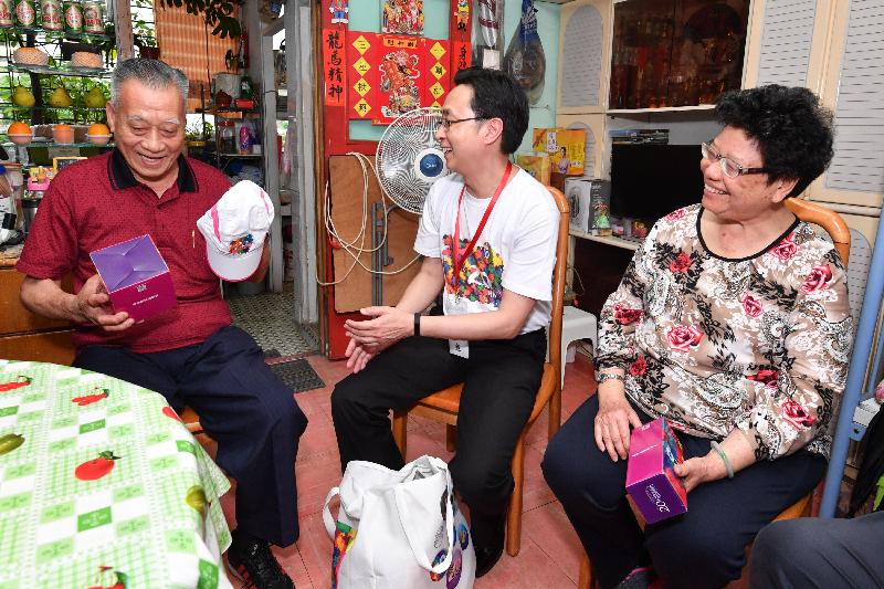 The Secretary for Development, Mr Eric Ma (centre), today (May 22) visits an elderly family living in Lai King Estate to understand their living conditions and needs and distributes gift packs.