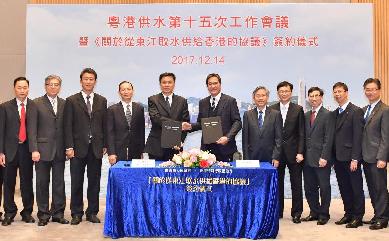 The Secretary for Development, Mr Michael Wong (sixth right), today (December 14) signed a new agreement on the supply of Dongjiang water to Hong Kong from 2018 to 2020 with the Director General of the Department of Water Resources of the Guangdong Province, Mr Xu Yongguo (fifth left), at the Central Government Offices.