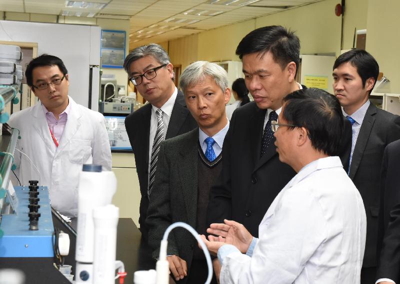 The Director General of the Department of Water Resources of the Guangdong Province, Mr Xu Yongguo, today (December 14) visited Hong Kong to sign a new agreement on the supply of Dongjiang water to Hong Kong from 2018 to 2020. Photo shows Mr Xu (fourth left) visiting the Mainland East Laboratory of the Water Supplies Department earlier today.