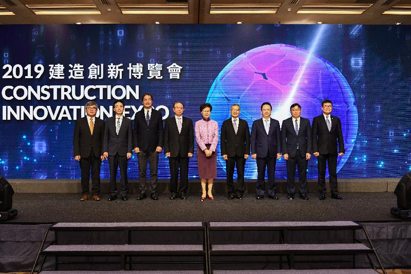 The Chief Executive, Mrs Carrie Lam, and the Secretary for Development, Mr Michael Wong, attended the grand opening ceremony of the Construction Innovation Expo 2019 at the Hong Kong Convention and Exhibition Centre today (December 18). Photo shows Mrs Lam (centre); Mr Wong (third left); the Vice Minister of the Ministry of Housing and Urban-Rural Development, Mr Yi Jun (fourth left); the Permanent Secretary for Development (Works), Mr Lam Sai-hung (second right); the Chairman of the Construction Industry Council, Mr Chan Ka-kui (fourth right), and other officiating guests at the ceremony.
