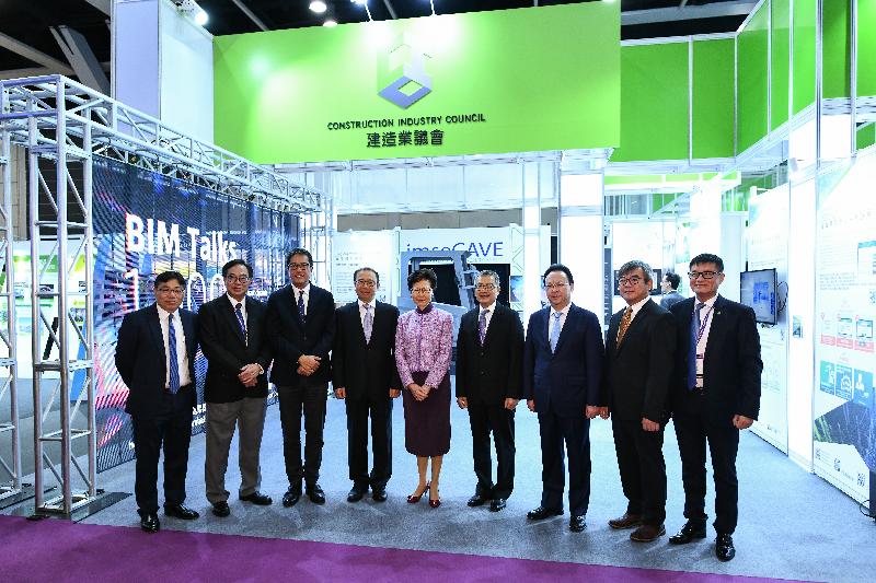 The Chief Executive, Mrs Carrie Lam, and the Secretary for Development, Mr Michael Wong, attended the grand opening ceremony of the Construction Innovation Expo 2019 at the Hong Kong Convention and Exhibition Centre today (December 18). Photo shows Mrs Lam (centre); Mr Wong (third left); the Vice Minister of the Ministry of Housing and Urban-Rural Development, Mr Yi Jun (fourth left); the Permanent Secretary for Development (Works), Mr Lam Sai-hung (first left); the Chairman of the Construction Industry Council (CIC), Mr Chan Ka-kui (fourth right), and other guests at the CIC's exhibition booth.
