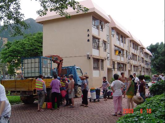 The Water Supplies Department has arranged a water tank at Lung Tin Estate to provide temporary water supply to residents.