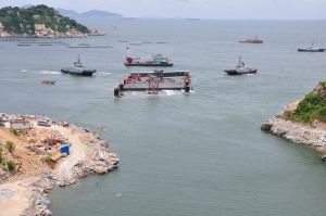 When construction of the precast unit was completed, seawater was drawn in to keep it afloat and was then towed by six barges to Hong Kong.
						