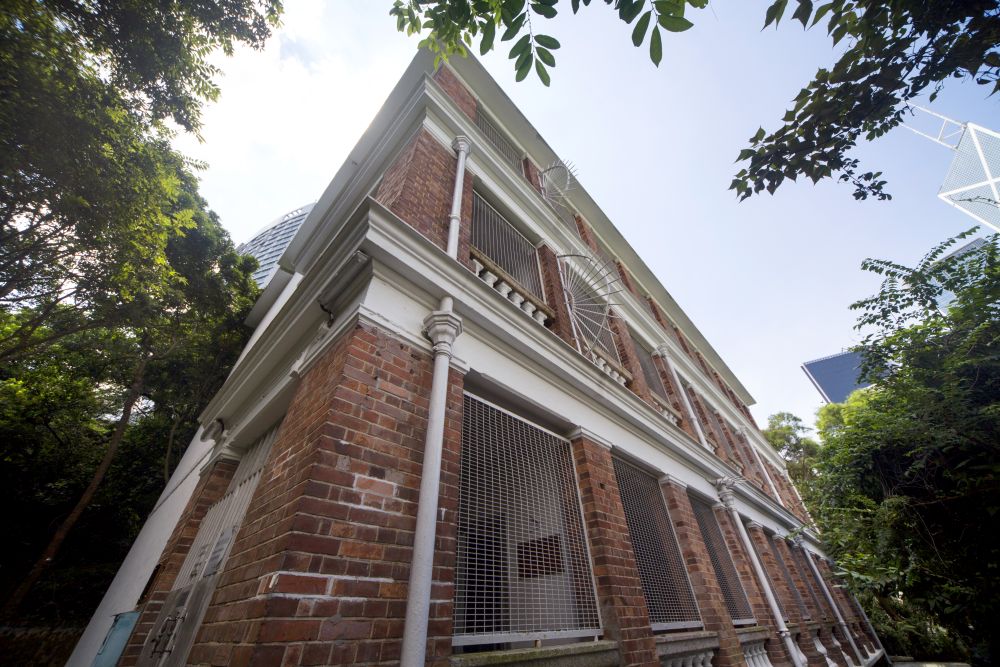Located in the woods on Kennedy Road, Mid-Levels, Roberts Block, Old Victoria Barracks, is a Grade 1 historic building. The north elevation is in Edwardian Classical Revival Style, with rectangular columns built of red bricks.