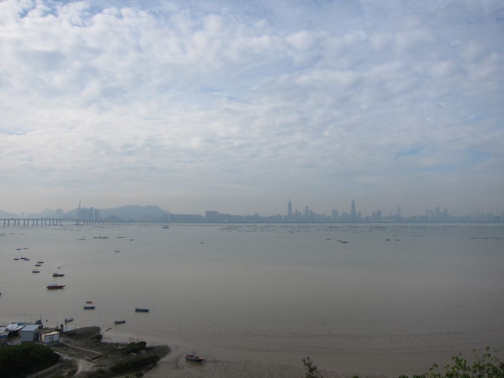The platform area enjoys a spectacular view of the Lau Fau Shan Villages area and the whole Shenzhen Bay.
