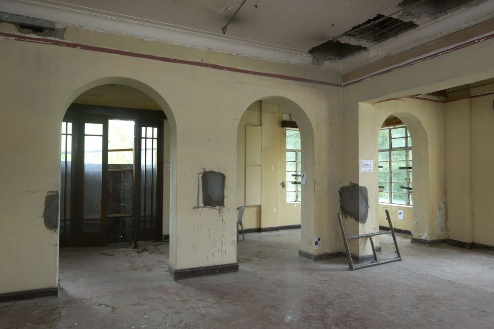 Decorations such as arches and pilasters, the granite fireplace, parquet flooring, etc. in the main hall are proposed to be retained in future.